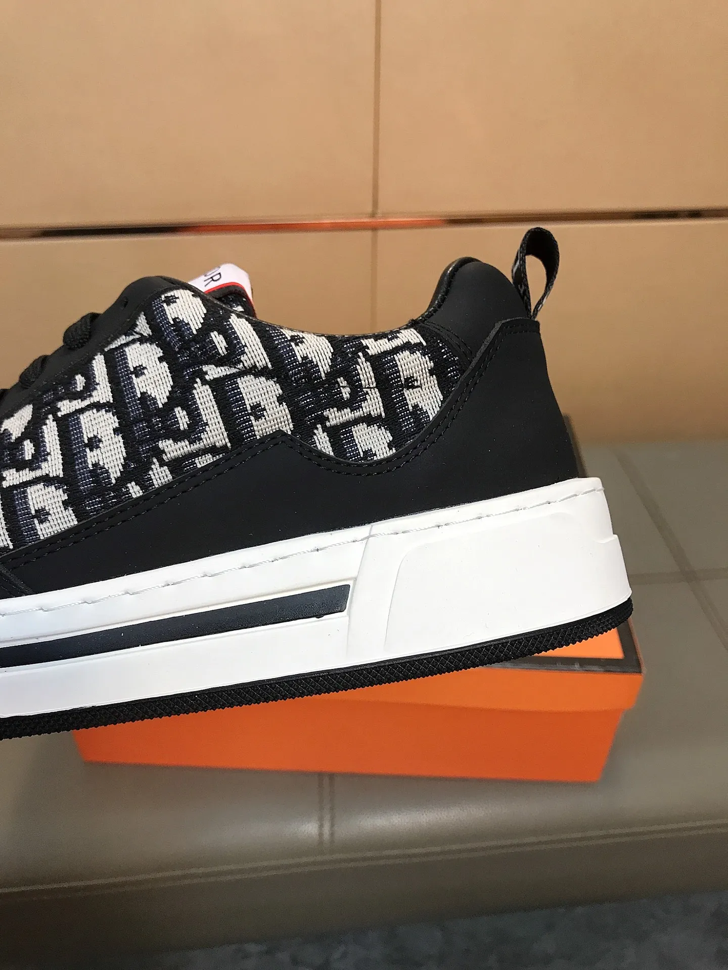 Factory price 400 ↔️↔️ (Dior) new men's casual sports shoes 👣 Full of charm, luxury style gentleman shoes. Upper: Made of imported Italian cowhide + printed fabric, sheepskin lining. Branded wear-resistant soles; with classic logos💋The whole pair of shoes is fashionable and casual yet high-end style🎈🎈Size: 38-44